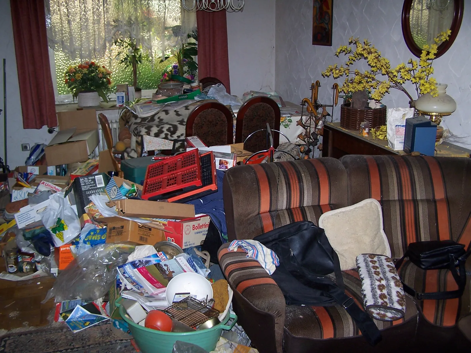 Vollgestelltes Wohnzimmer vor der Haushaltsauflösung