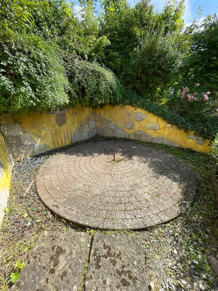 Derselbe runde Sitzplatz freigeschnitten und gereinigt