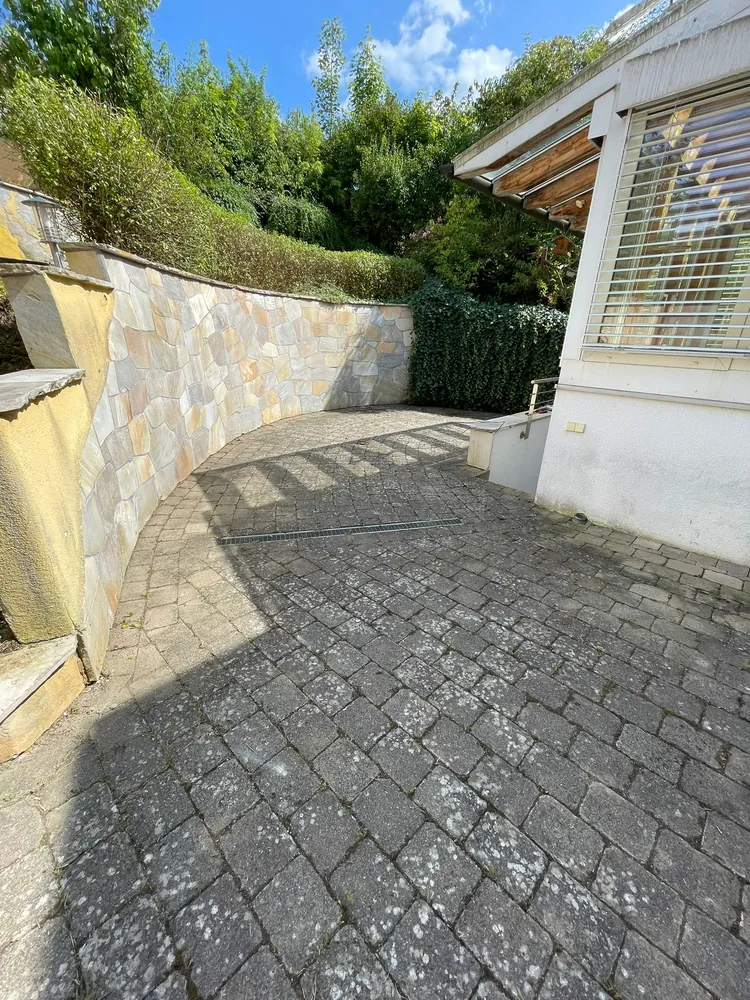 Dieselbe gepflasterte Fläche gesäubert