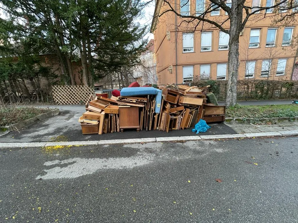 Ausgeräumtes Mobiliar am Straßenrand bereit zum Abtransport