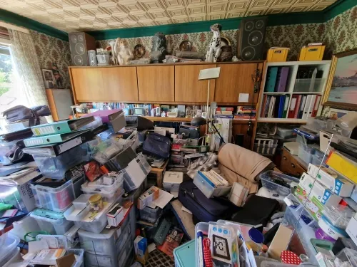 Zimmer voller Kisten, Ordner und Hausrat