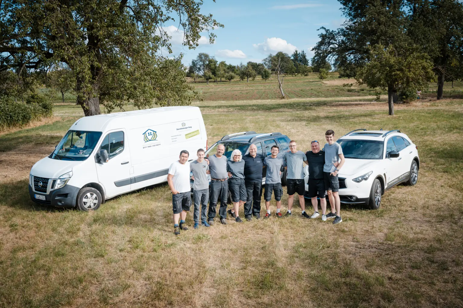 Das Team von Dienstleistungen Haag mit seinen Fahrzeugen