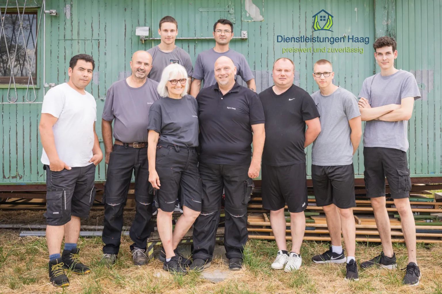 Das Team von Dienstleistungen Haag vor dem Firmengebäude