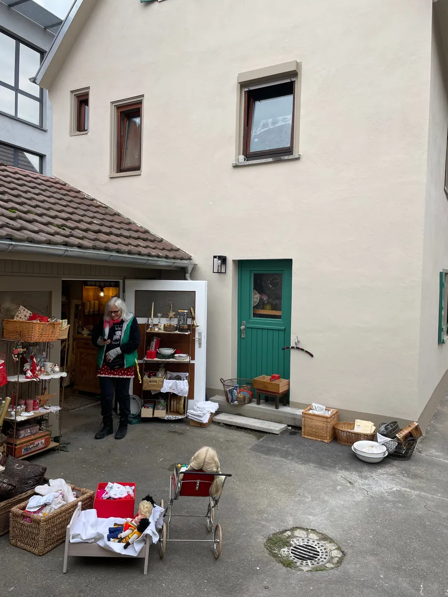 Secondhand-Fundstücke im Hof des Ladens vergissmichnicht
