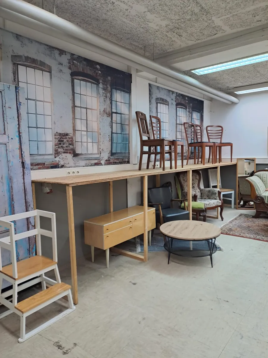 Lagerverkauf mit Stühlen, Sessel, Sideboard und Couchtisch