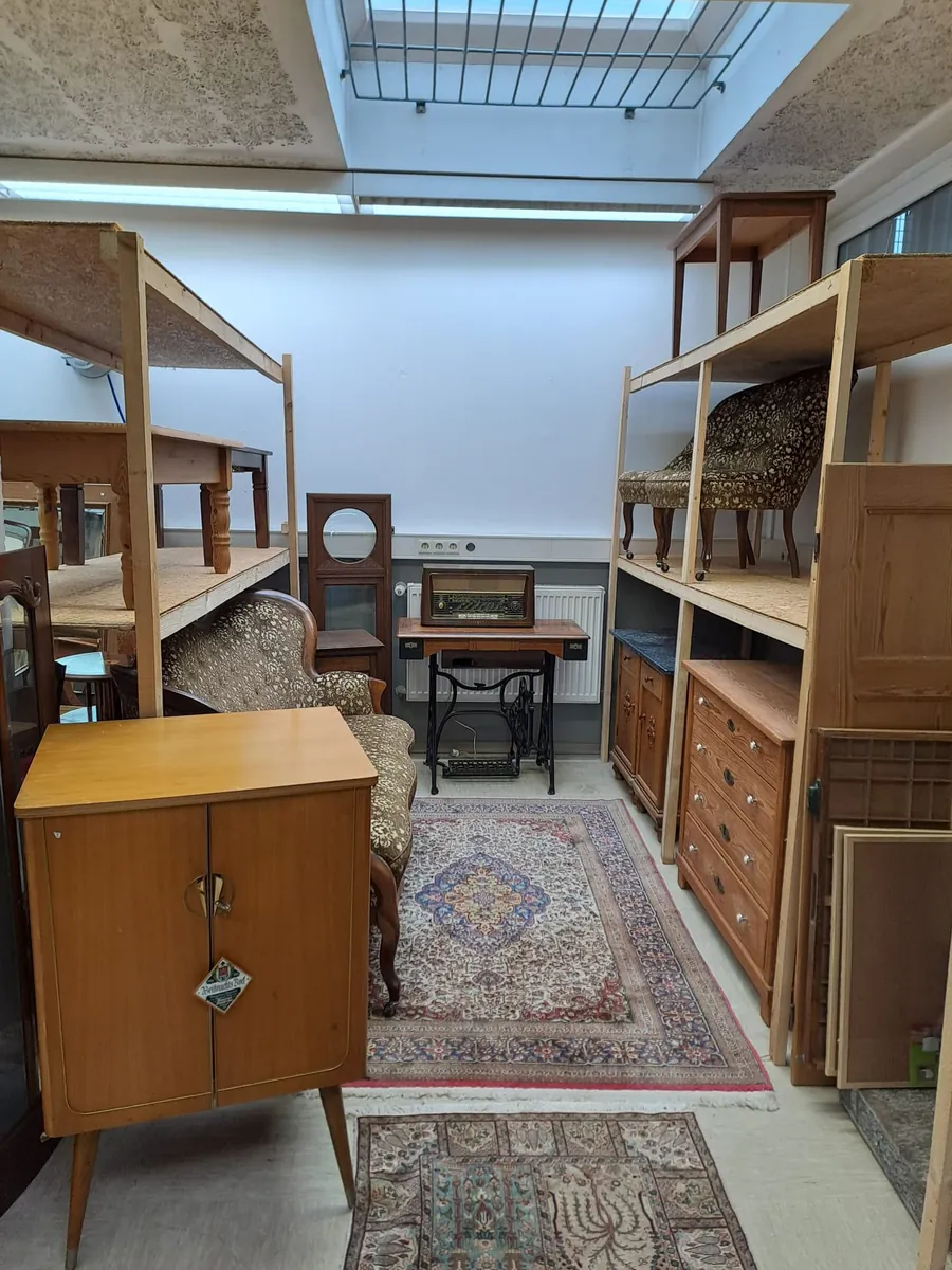 Lagerverkauf mit Kommoden, Schrank, Nähmaschinentisch und Teppichen